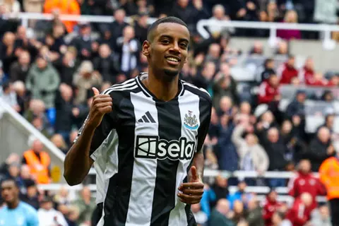 إيلانجا: إيزاك من أفضل اللاعبين في العالم.. ودائمًا الشائعات تدور حوله